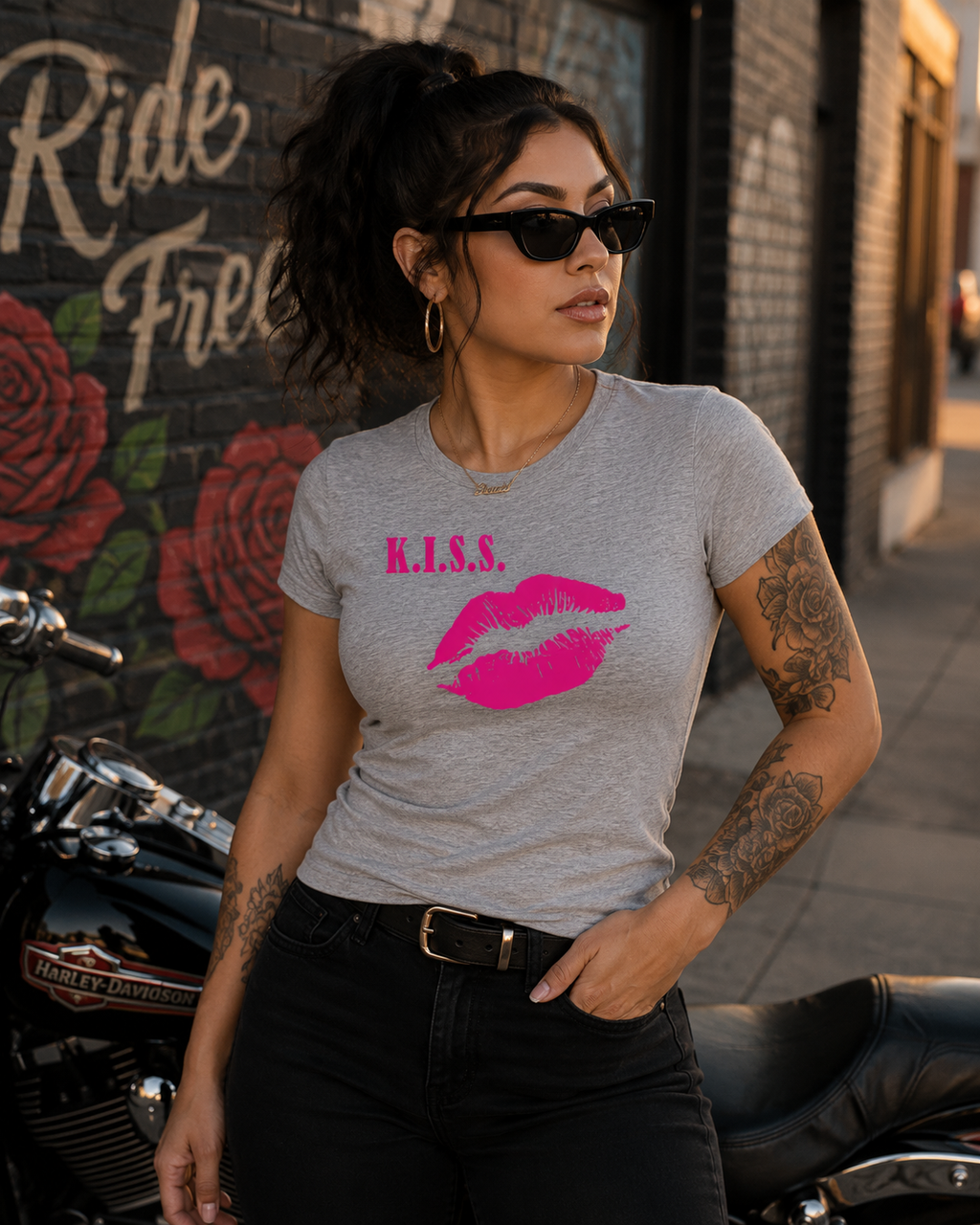 K.I.S.S. Regular & Fitted T-Shirt
