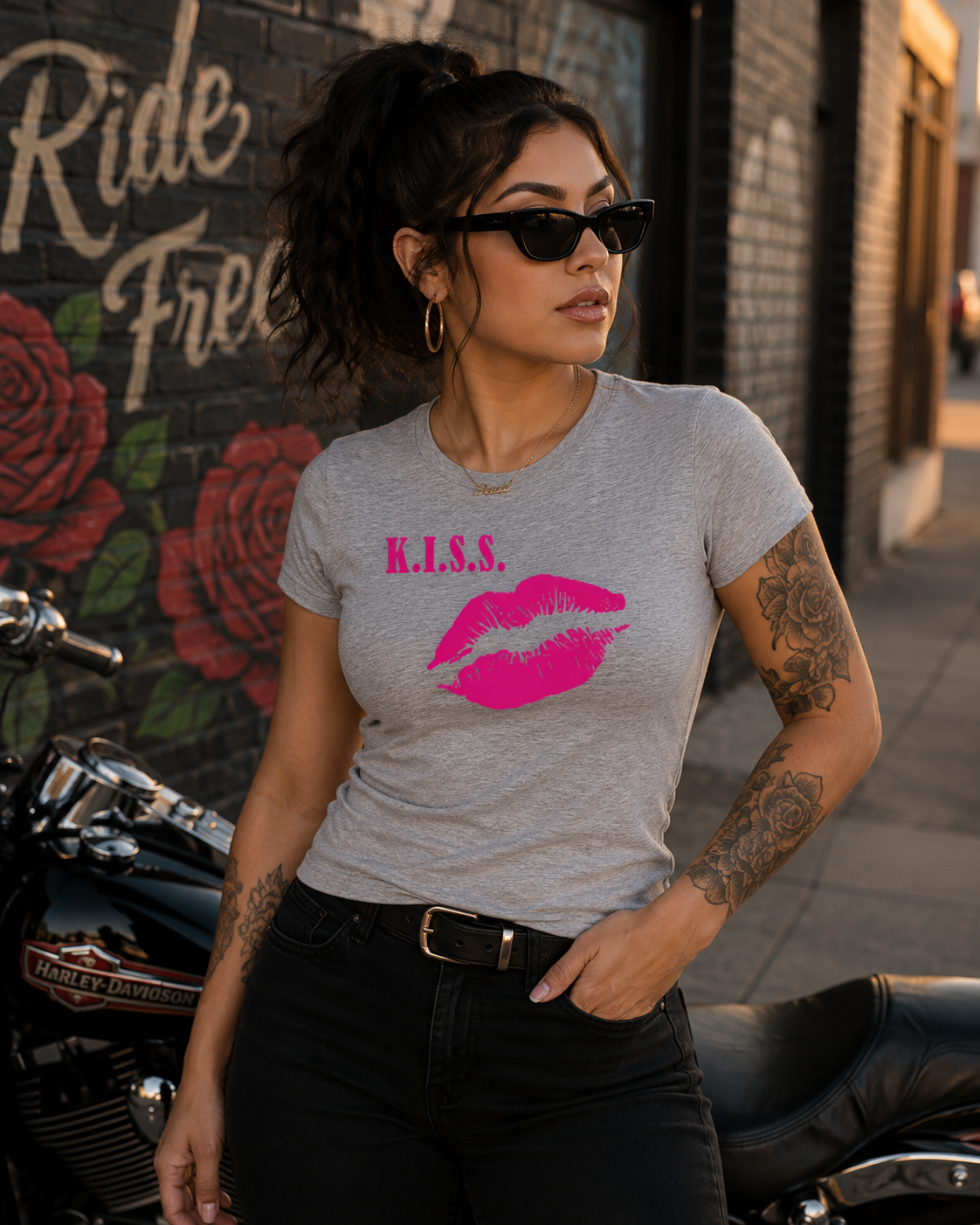 K.I.S.S. Regular & Fitted T-Shirt